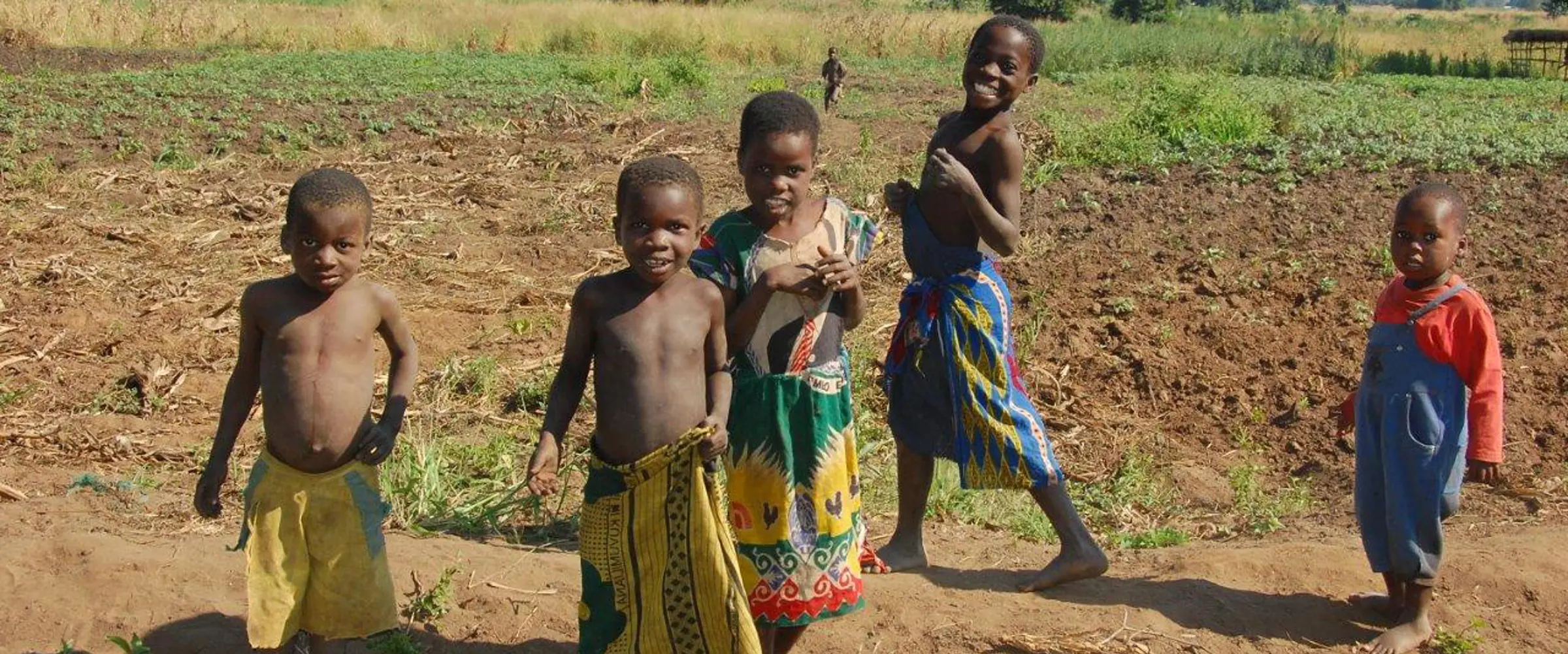 Grupo de niños en país africano