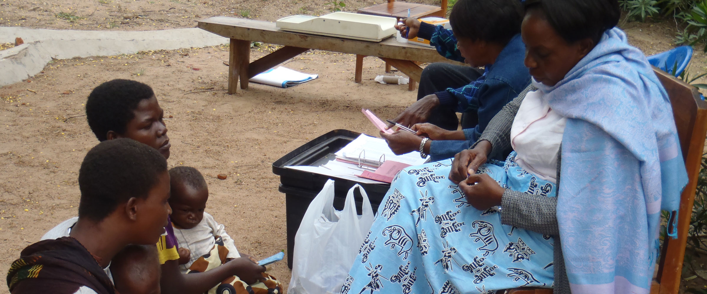 Madres y niños de país africano con asistente social