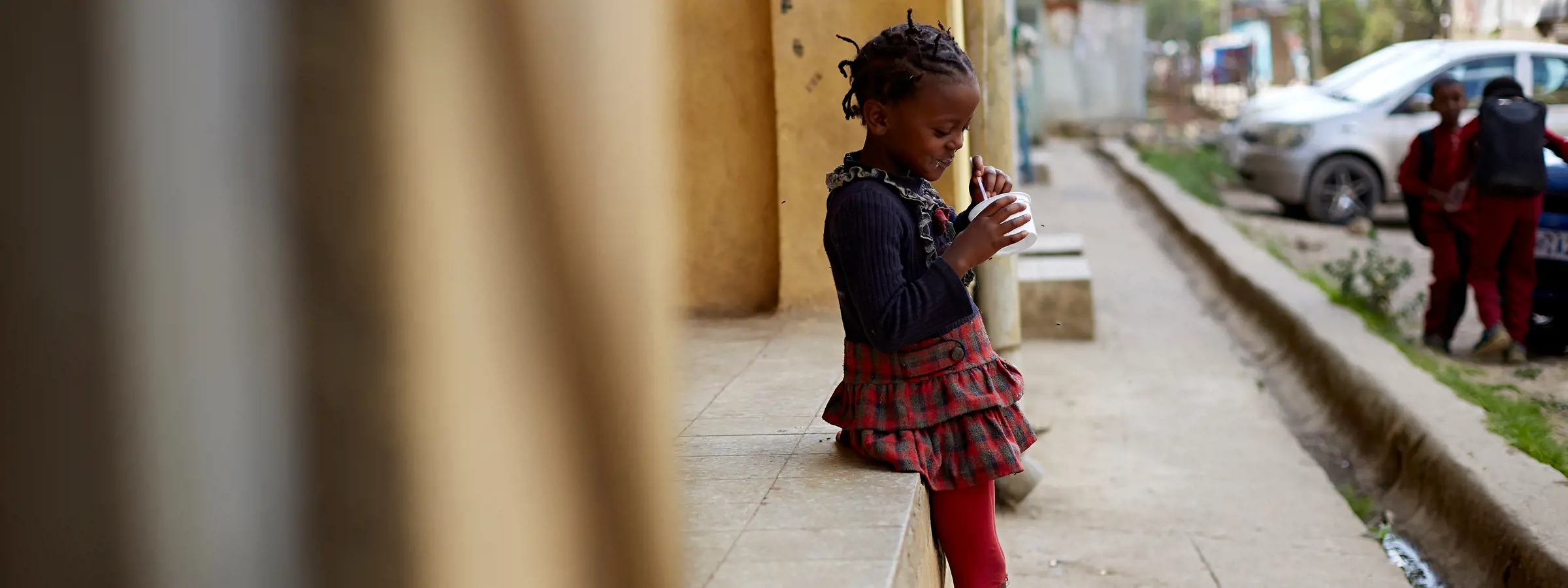 niña de Etiopía comiendo yogur