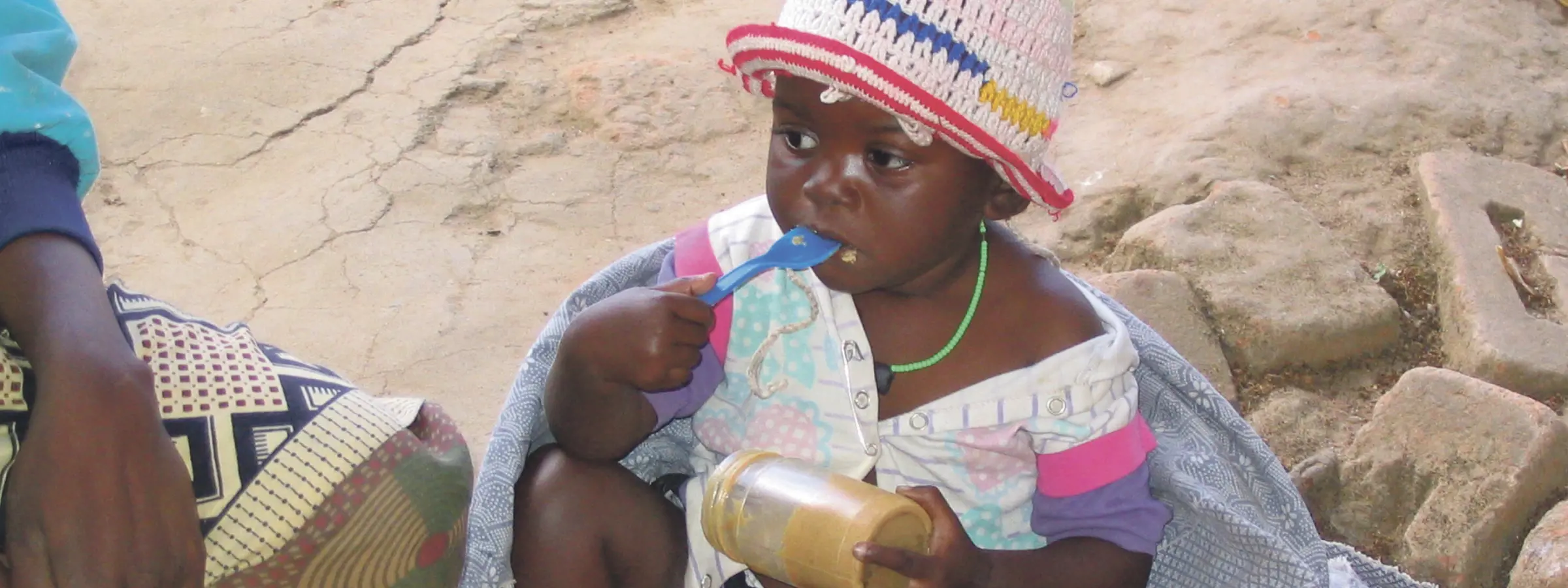 niña de Senegal comiendo manteca de maní