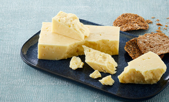 Queso Cheddar bajo en grasa y naturalmente cremoso