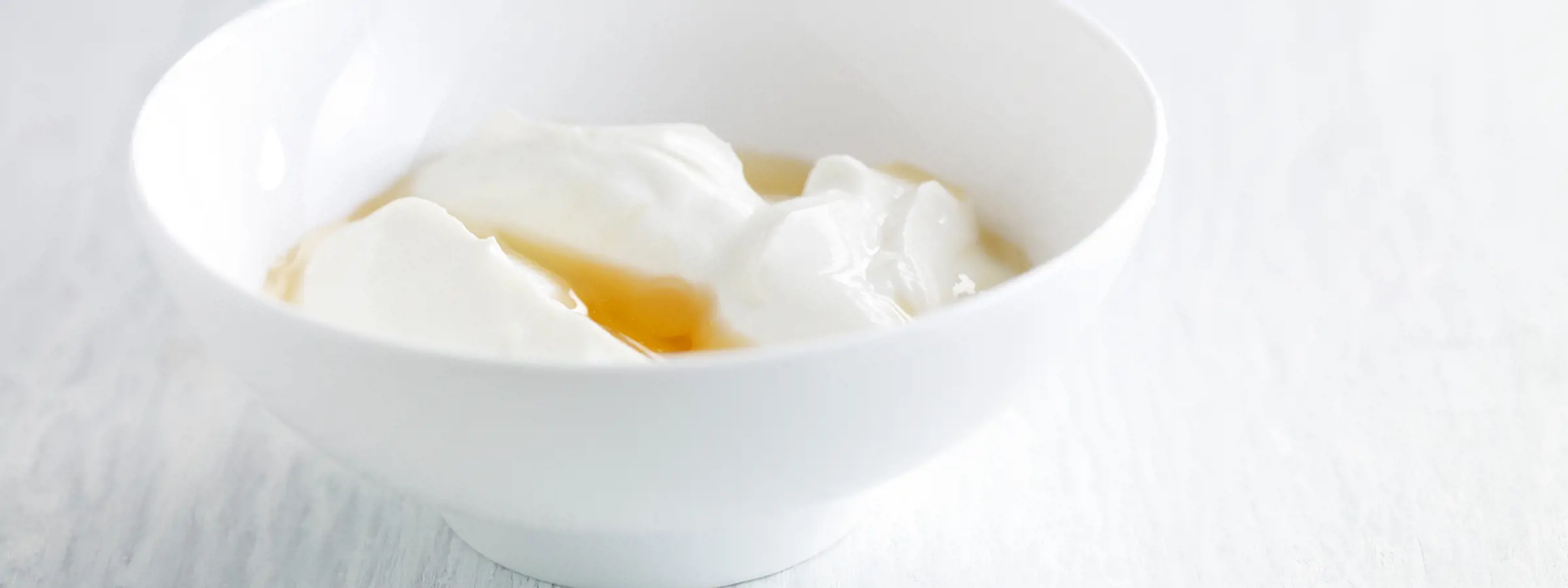 bol blanco con yogur griego con miel