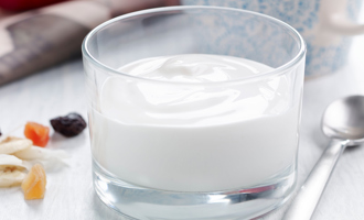 Recupere la cremosidad en el yogur bajo en grasa