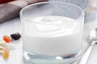 Recupere la cremosidad en el yogur bajo en grasa